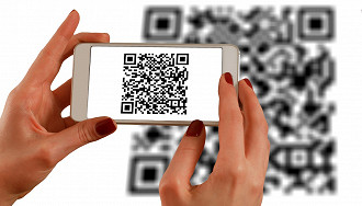 Ilustração de uma pessoa posicionando um celular sobre QR Code. - Imagem de Gerd Altmann por Pixabay.