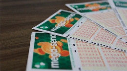 Mega-Sena pode pagar R$ 12,8 milhões hoje; quanto rende na poupança? Mega-Sena pode pagar R$ 12,8 milhões hoje; quanto rende na poupança?