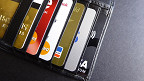 Uso do cartão de crédito aumenta 42%; como não se endividar?
