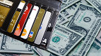5 cartões de crédito para usar com o dólar nas alturas