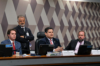 Presidente da CCJ, Davi Alcolumbre, entre Veneziano Vital do Rêgo e Alexandre Silveira, relator da PEC - Fonte: Agência Senado
