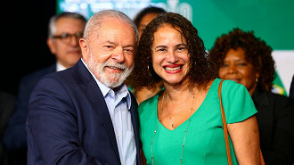 Em Brasília (DF), o presidente eleito, Luiz Inácio Lula da Silva, e a futura ministra da Ciência e Tecnologia, Luciana Santos, durante anúncio de novos ministros que comporão o governo - Créditos: Marcelo Camargo/Agência Brasil.