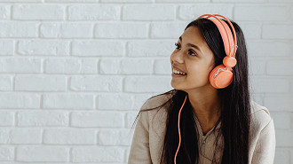 Adolescentes podem ter um cartão para priorizar qual serviço de streaming assinar, para aprender autonomia e responsabilidade financeira - Divulgação/Canva